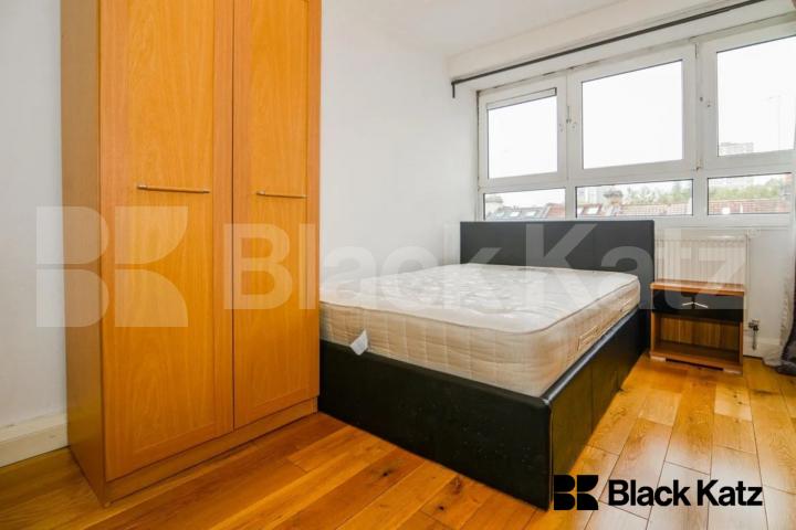 Beautiful apartment  925 Sq.Ft. with two bathrooms & balcony  Bullen Street, Battersea Park